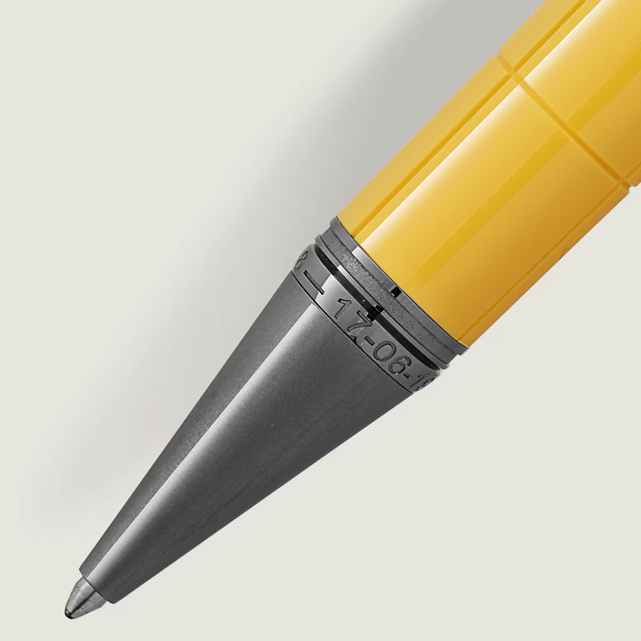 Dettaglio della clip della penna Montblanc Enzo Ferrari Giallo Modena con incisione “FOR A LIFETIME OF SERVICE”