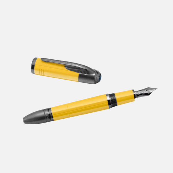 Stilografica Montblanc Enzo Ferrari Giallo Modena con cappuccio rimosso, corpo giallo e pennino in metallo