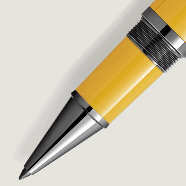 Dettaglio della punta della penna Montblanc Enzo Ferrari Special Edition con grip scanalato e finitura metallica