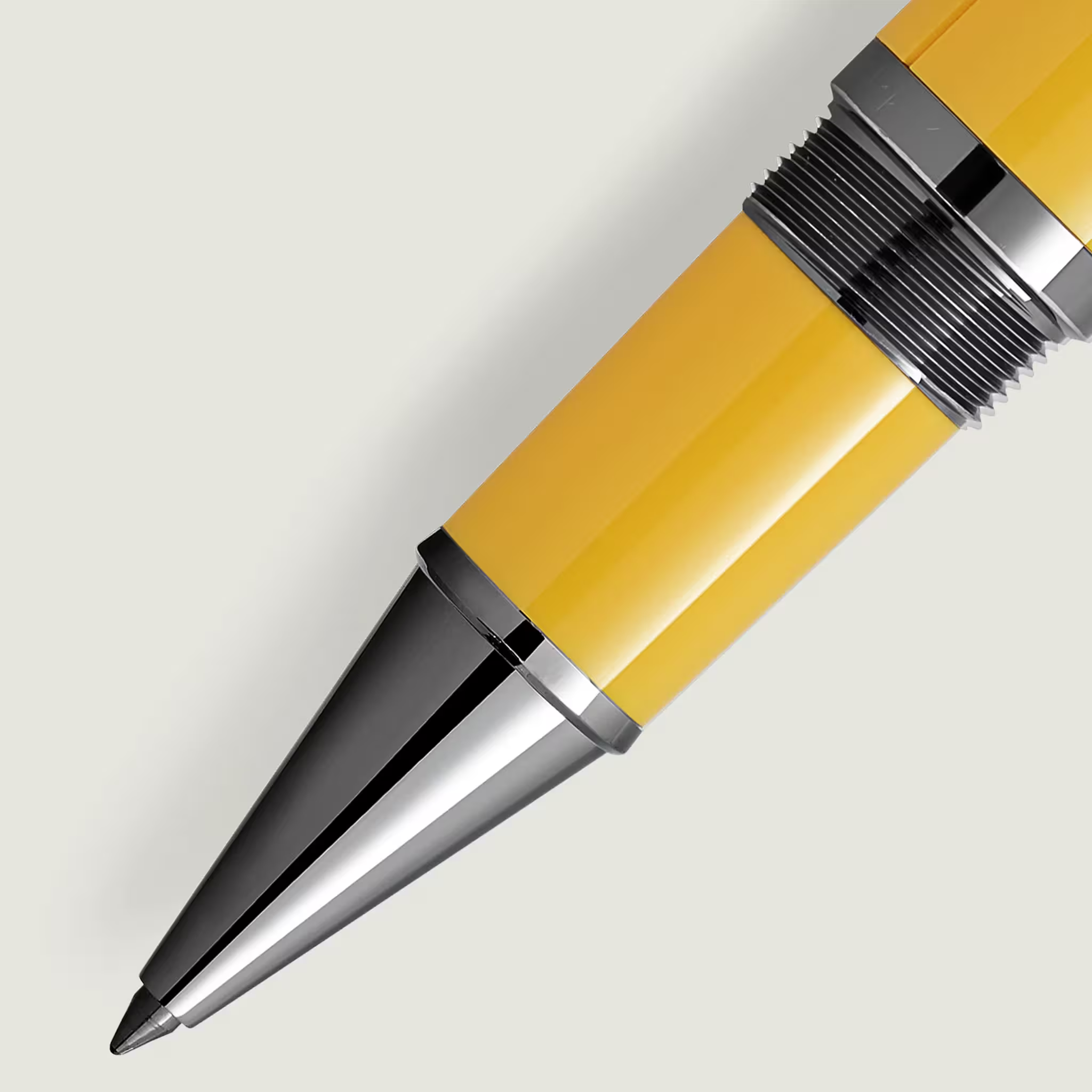 Dettaglio della punta della penna Montblanc Enzo Ferrari Special Edition con grip scanalato e finitura metallica