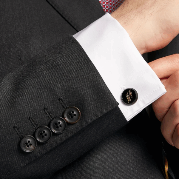 Gemelli Montblanc Calligraphy indossati su camicia bianca e giacca scura, incisione dorata su onice