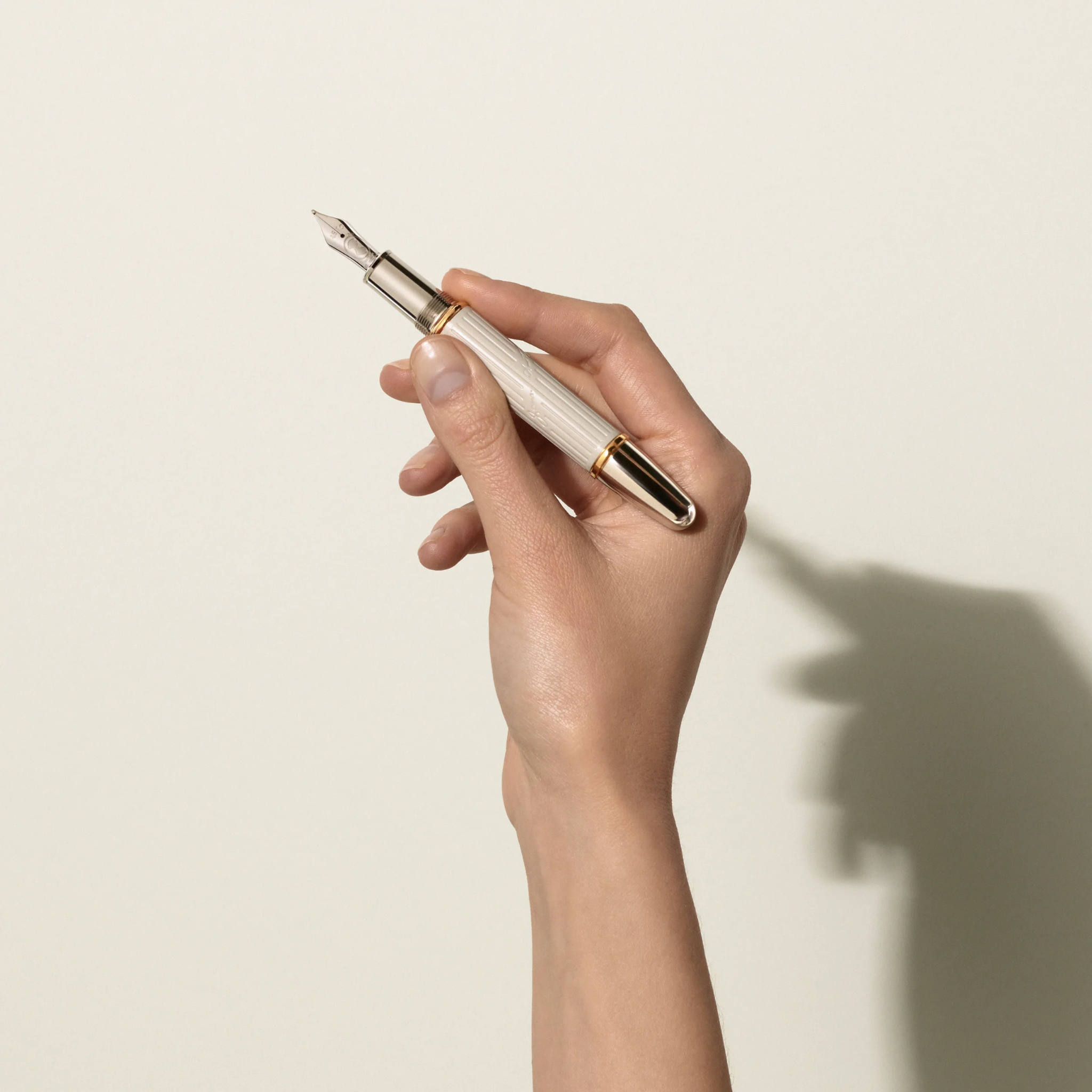 Montblanc Jane Austen Writers Edition – Penna impugnata in uso Montblanc Jane Austen Fountain Pen impugnata con cappuccio Regency e clip dorata