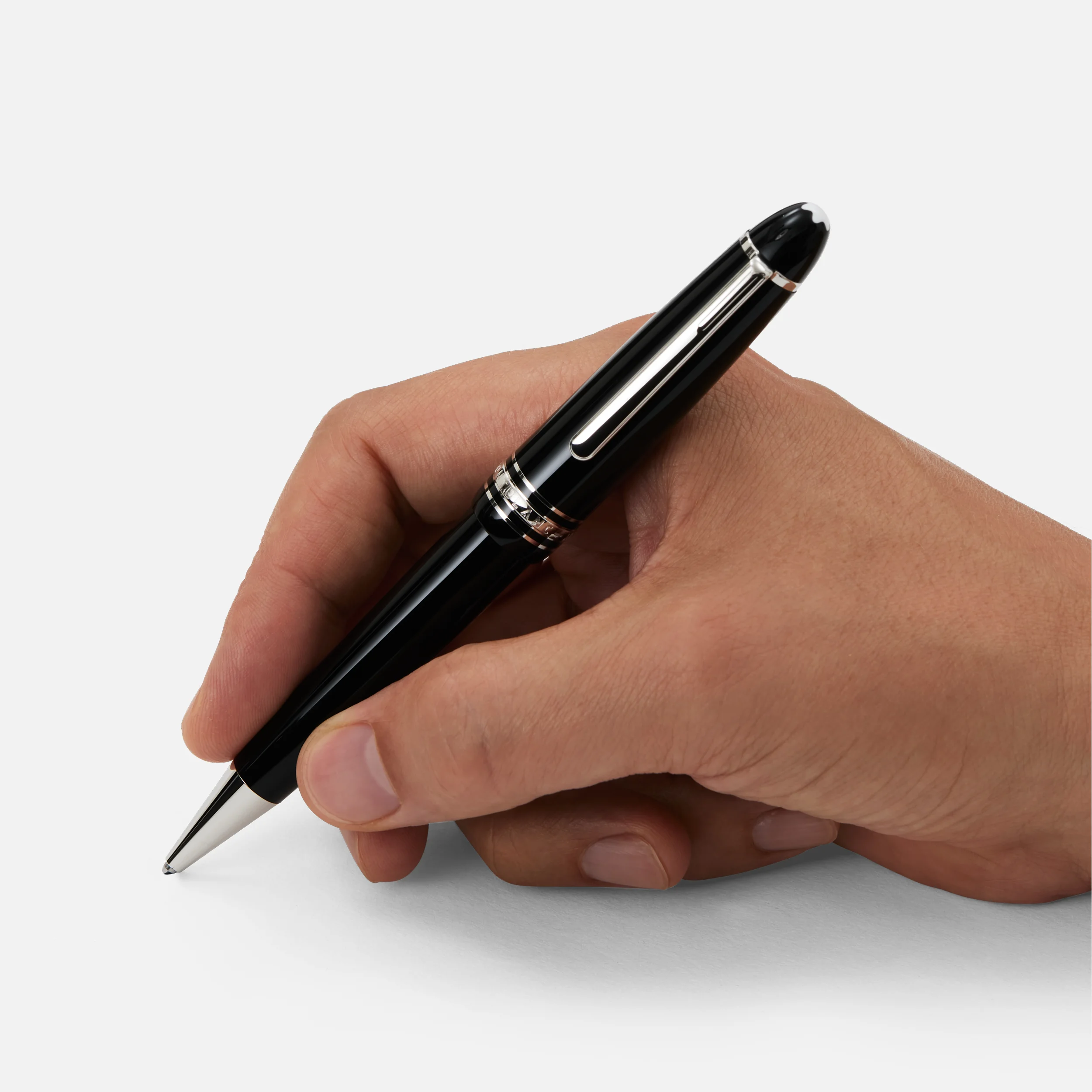 Penna Montblanc impugnata in mano, elegante e proporzionata