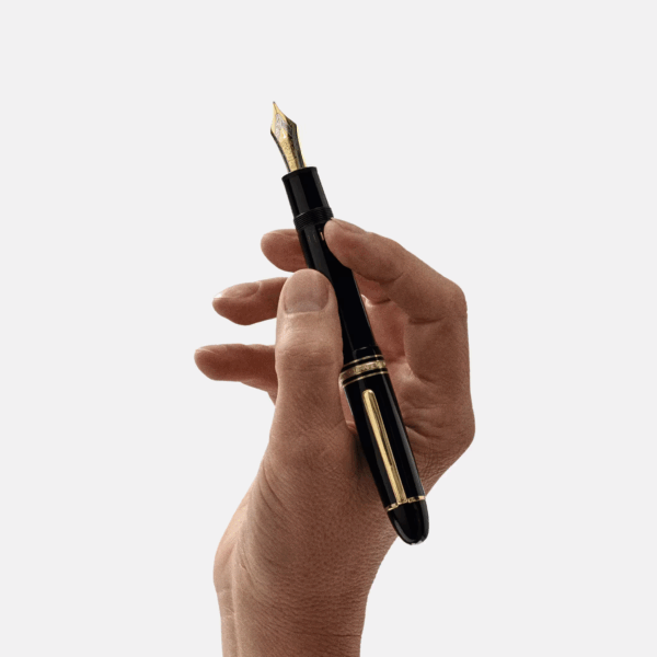 Stilografica Montblanc Meisterstück 149 nera con dettagli dorati tenuta in mano