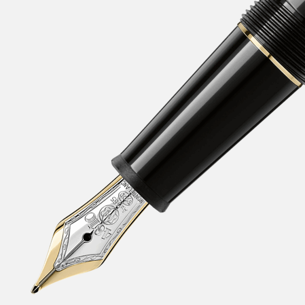 Dettaglio del pennino in oro 14K della stilografica Montblanc Meisterstück Classique con inserto rodio