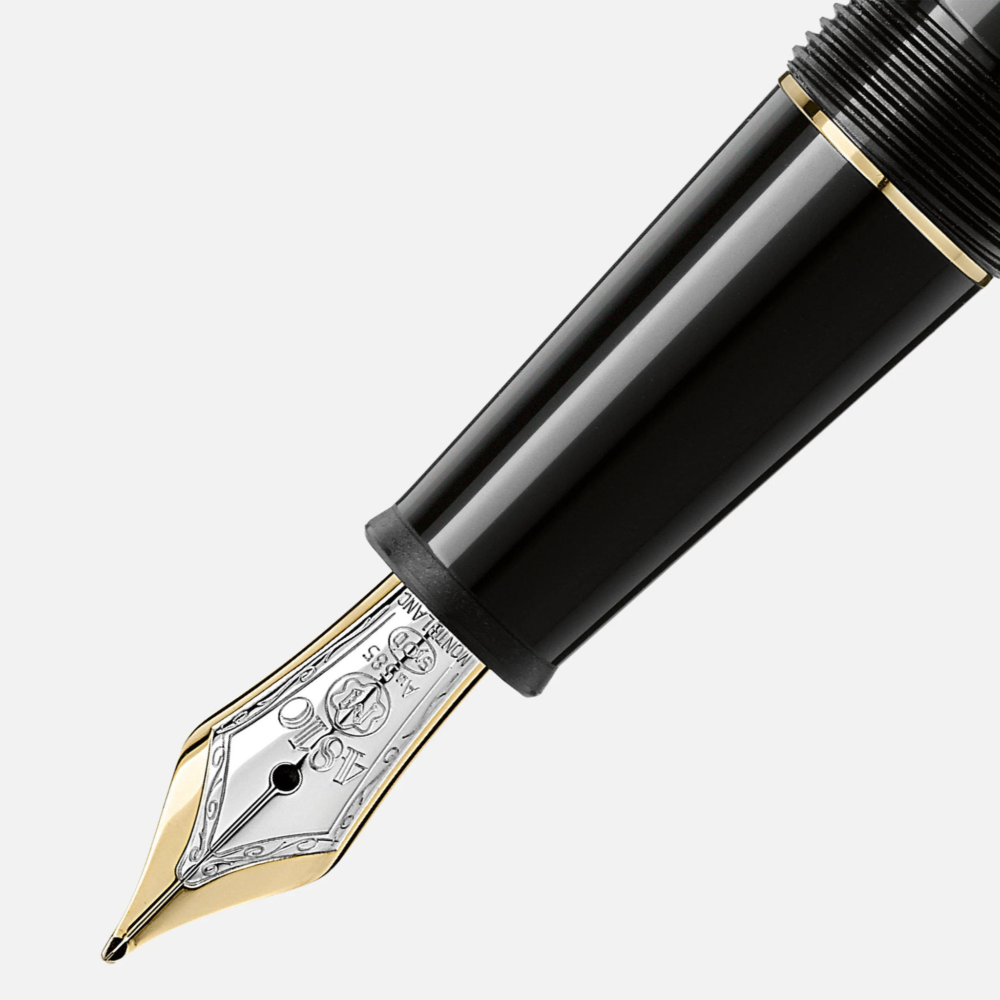 Dettaglio del pennino in oro 14K della stilografica Montblanc Meisterstück Classique con inserto rodio
