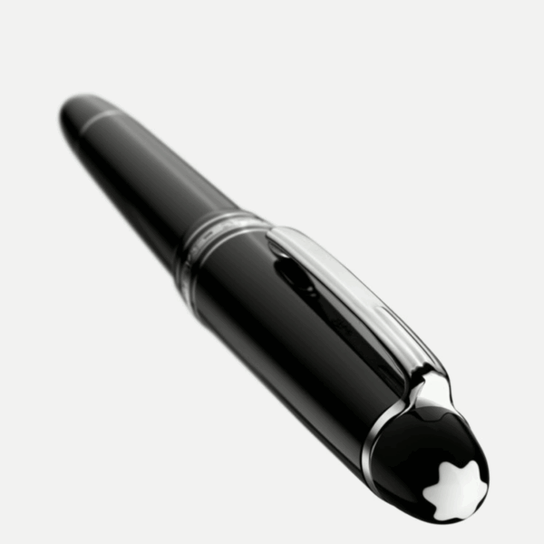 Stilografica Montblanc Meisterstück Classique in resina nera con finiture platino e cappuccio chiuso, vista angolata