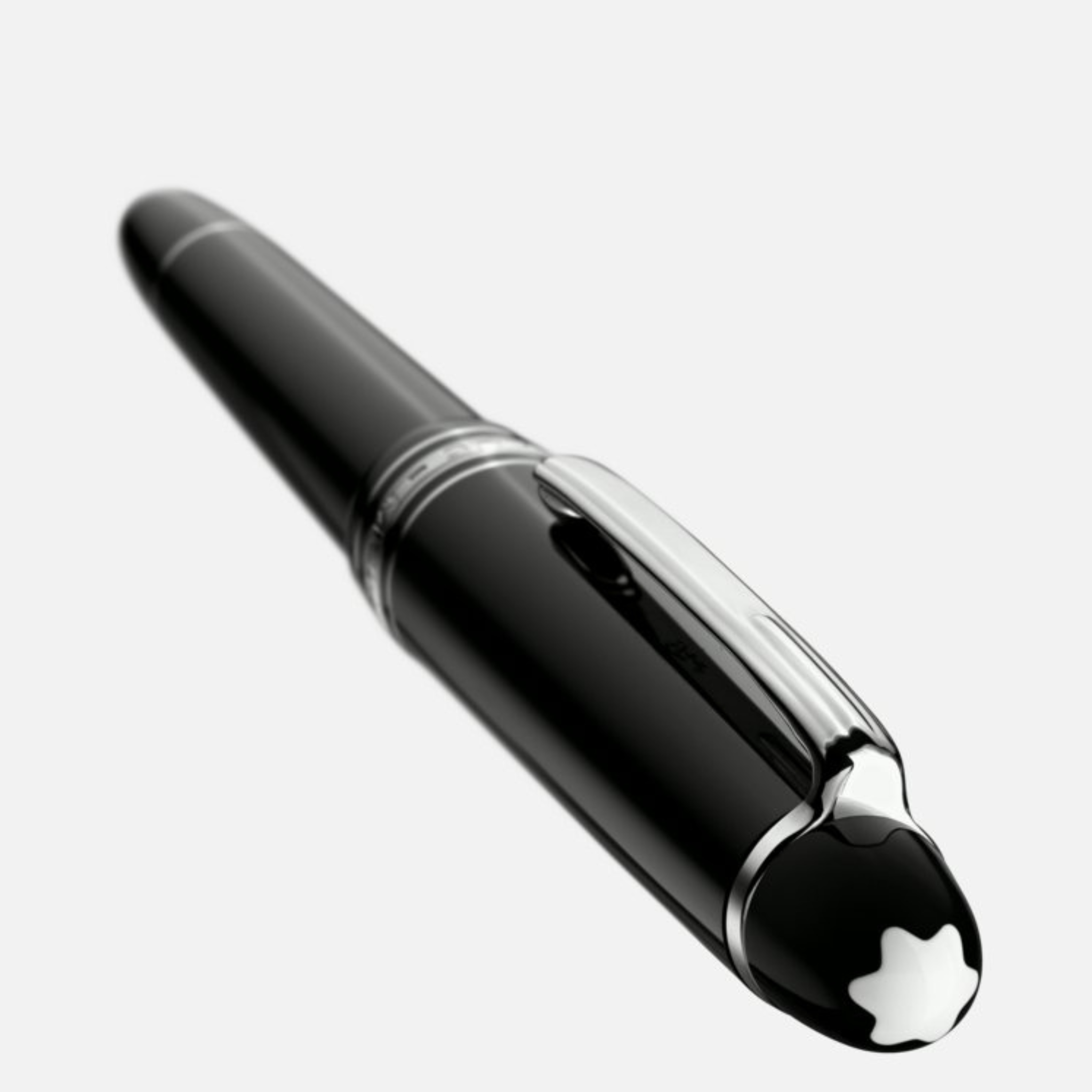 Stilografica Montblanc Meisterstück Classique in resina nera con finiture platino e cappuccio chiuso, vista angolata
