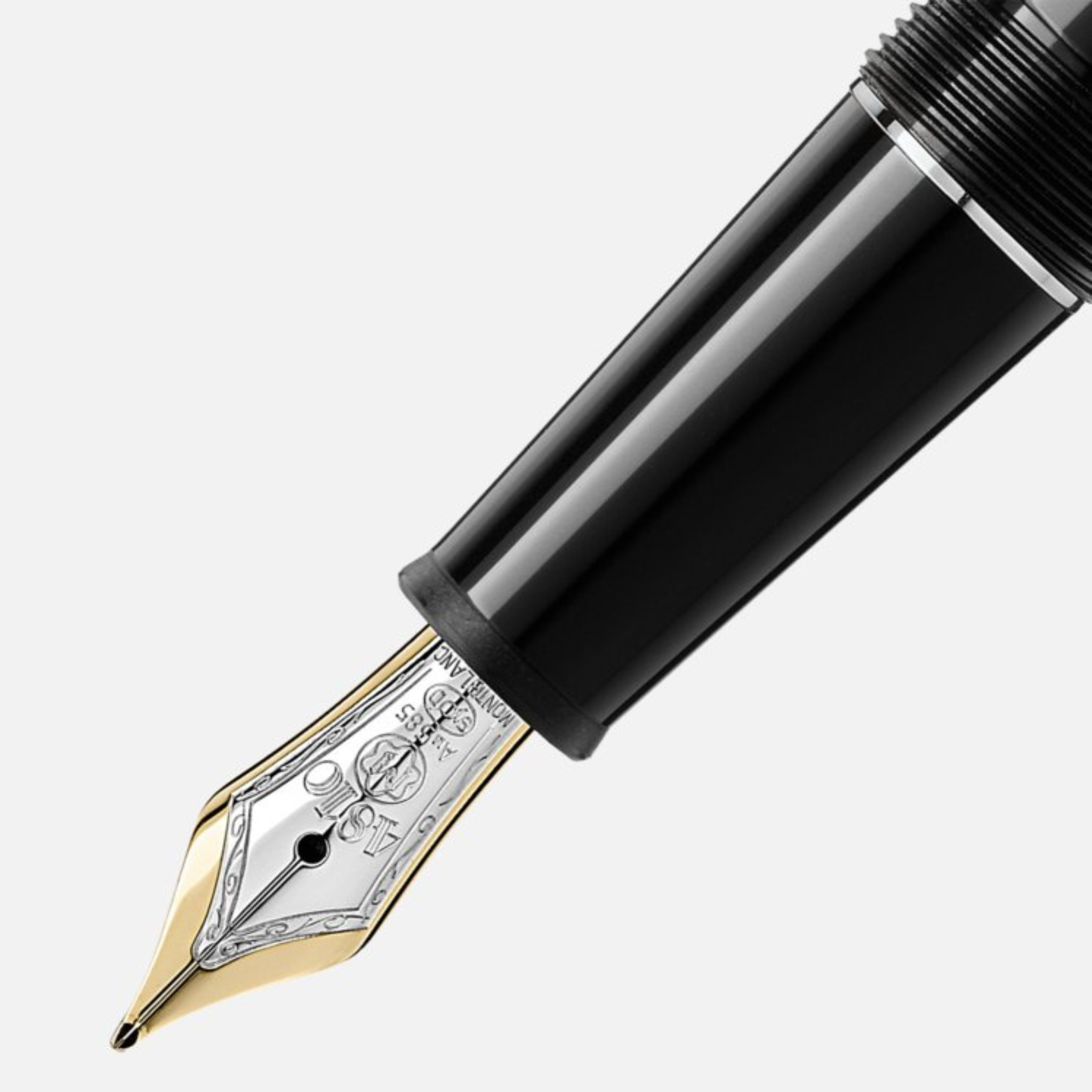 Dettaglio pennino M Montblanc Meisterstück Classique in oro 14K con finitura rodio, inciso con 4810 e AU585