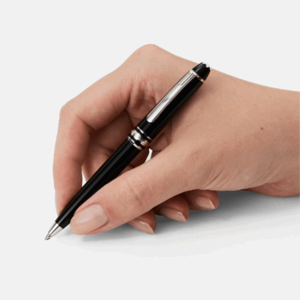 Penna a sfera Montblanc Meisterstück Mozart in resina nera con finiture platino, impugnata da una mano pronta a scrivere