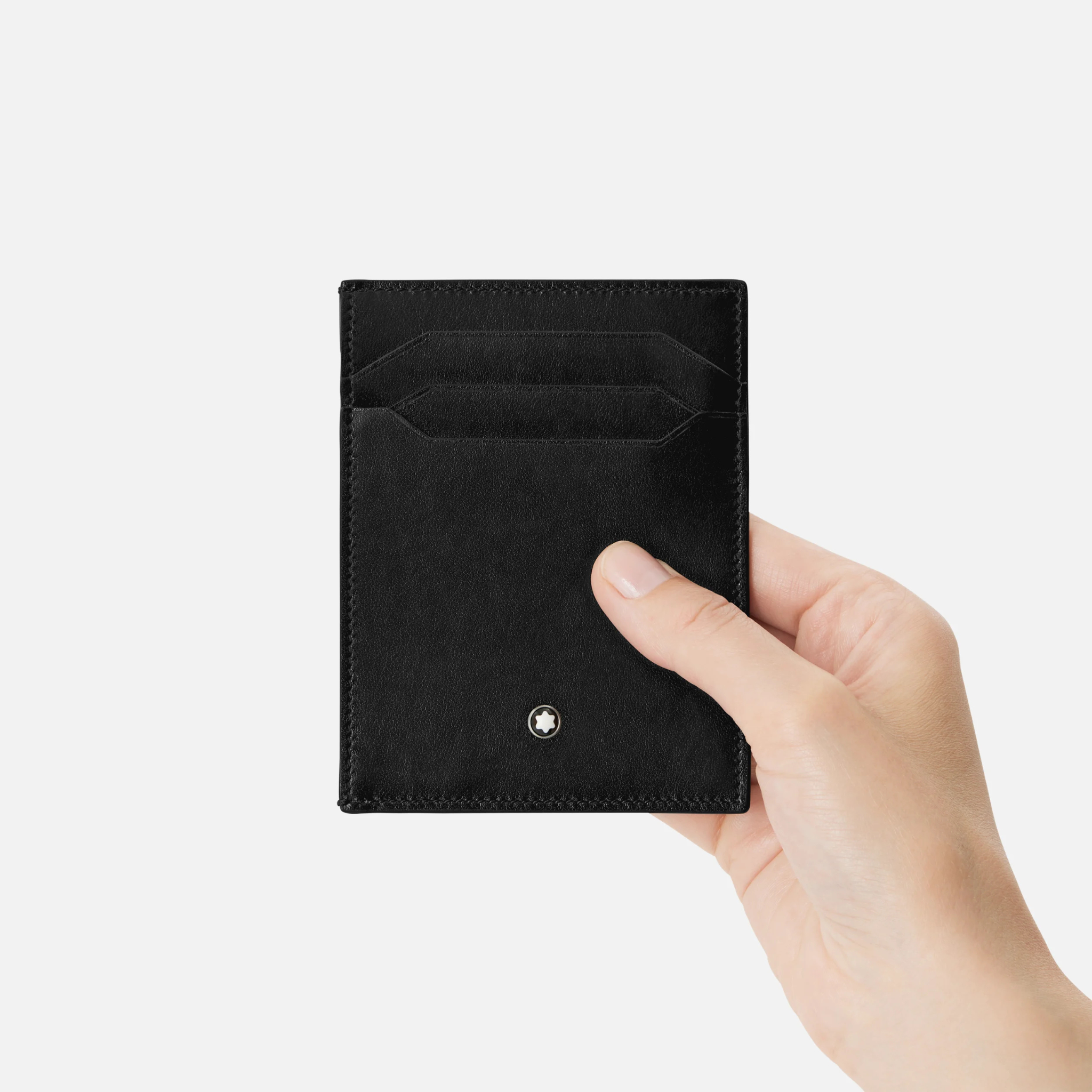 Montblanc Porta Carte Meisterstück – Vista frontale in mano con logo metallico Porta carte Montblanc Meisterstück 4 scomparti tenuto in mano con emblema metallico