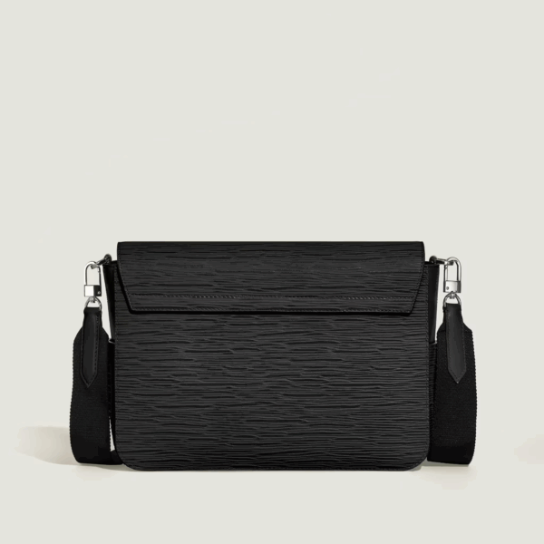 Messenger Bag 4810 Montblanc in pelle nera con motivo corteccia, tracolla removibile e chiusura a patta