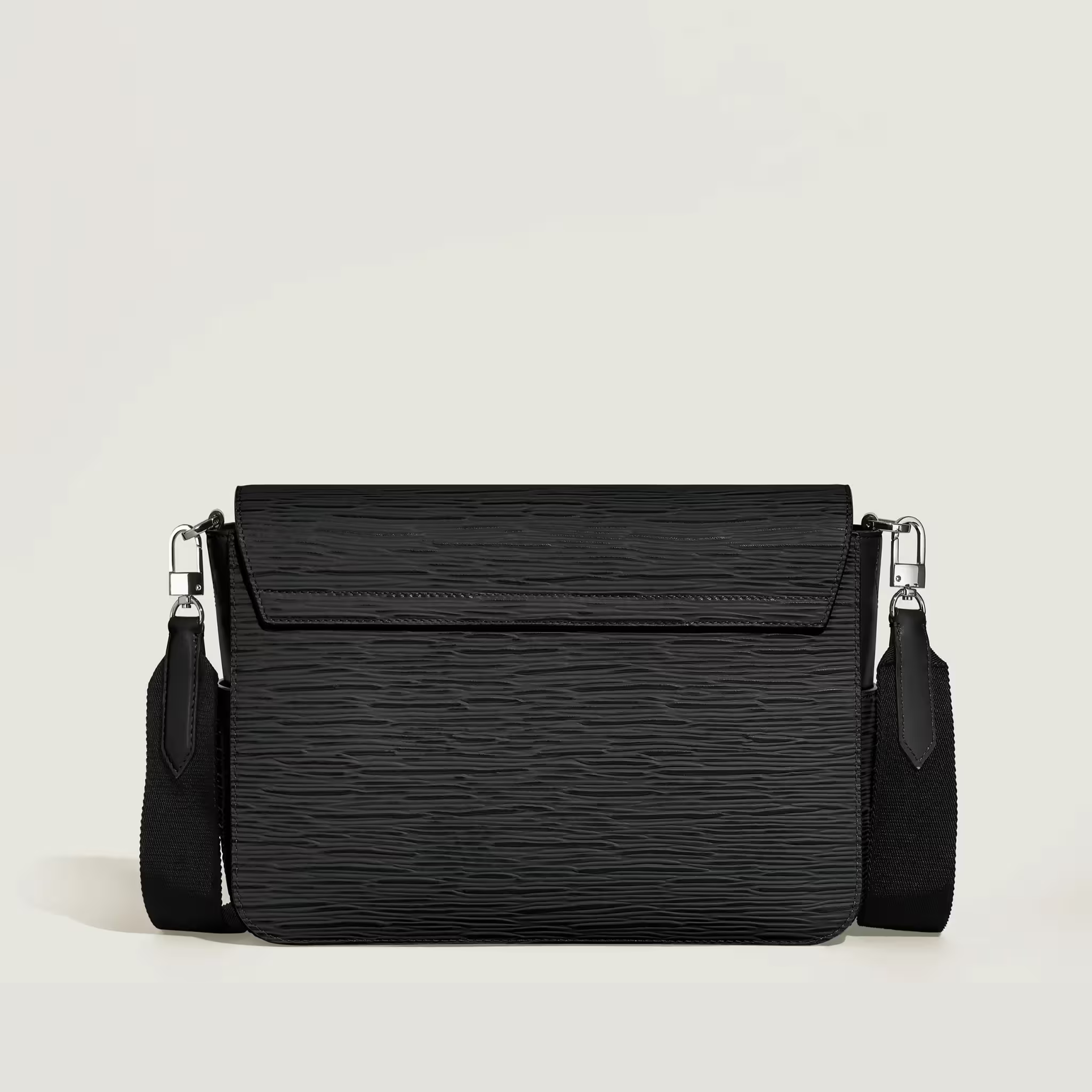 Messenger Bag 4810 Montblanc in pelle nera con motivo corteccia, tracolla removibile e chiusura a patta