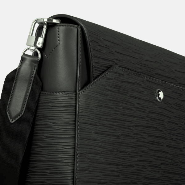 Dettaglio Messenger Bag 4810 Montblanc in pelle nera con motivo corteccia e moschettone metallico