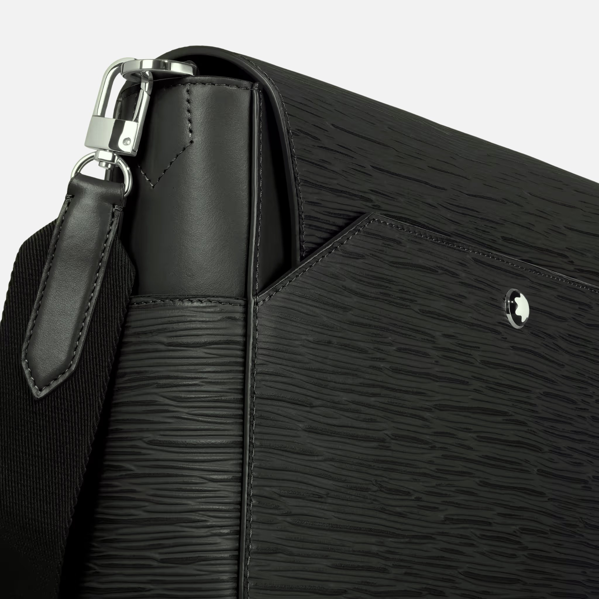 Dettaglio Messenger Bag 4810 Montblanc in pelle nera con motivo corteccia e moschettone metallico