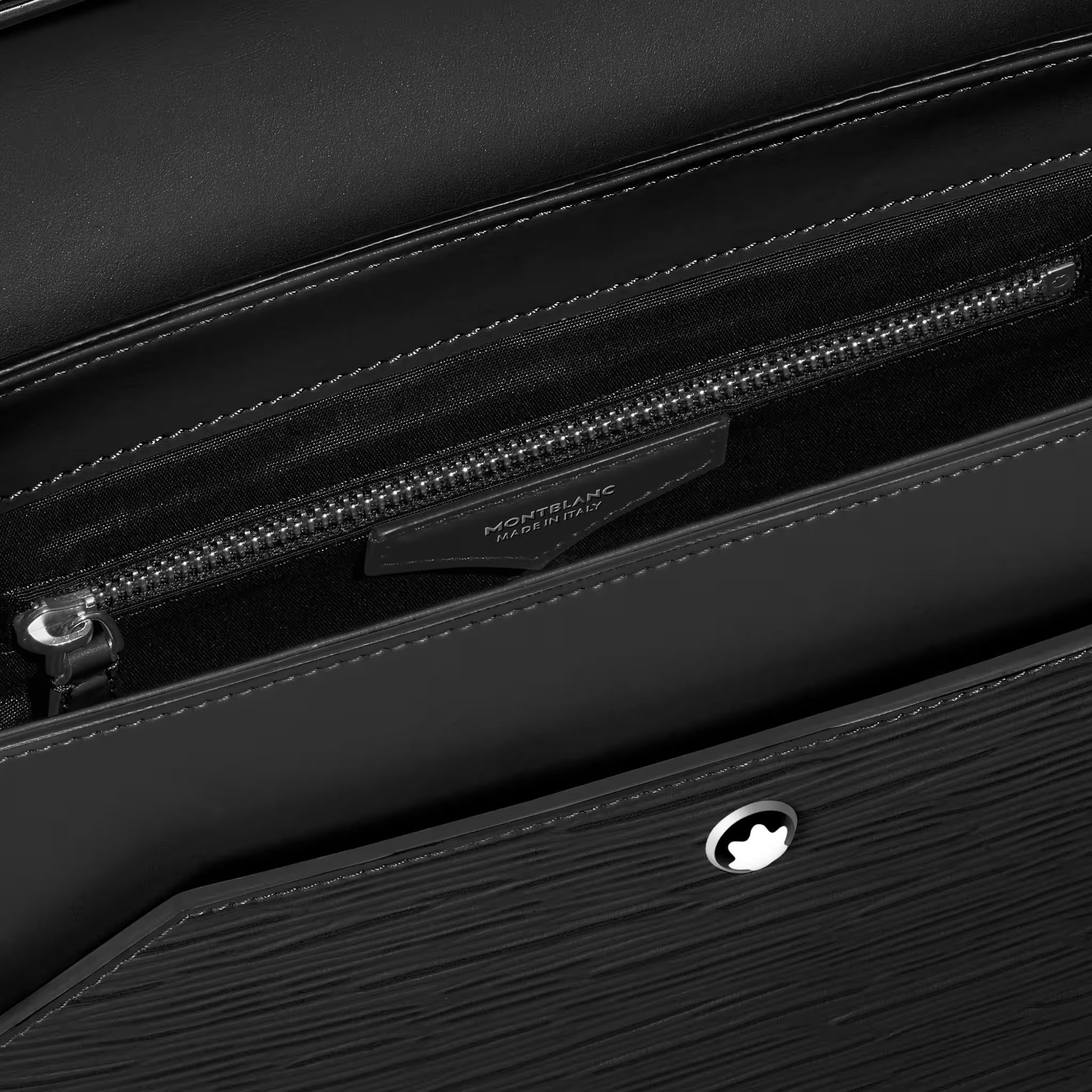 Interno Messenger Bag 4810 Montblanc in pelle nera con tasca zip e logo Made in Italy