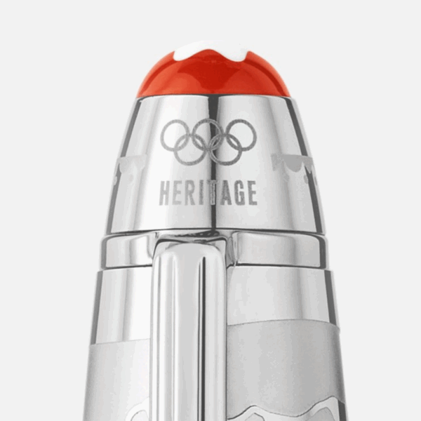 Dettaglio cappuccio penna Montblanc Olympic Heritage con cerchi olimpici e paesaggio inciso