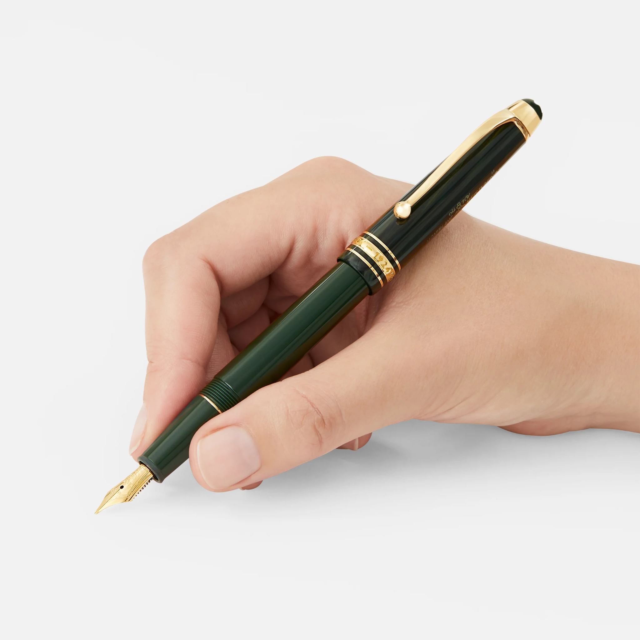Stilografica Montblanc Origin Classique impugnata, con finiture oro