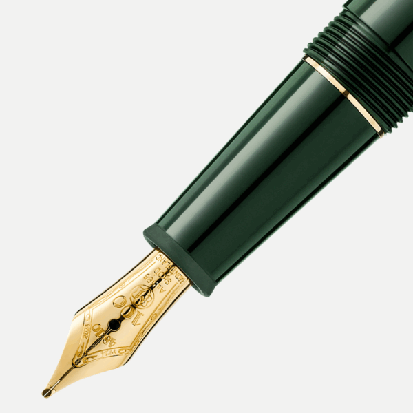 Dettaglio pennino in oro con incisione “1924–2024” su stilografica Origin