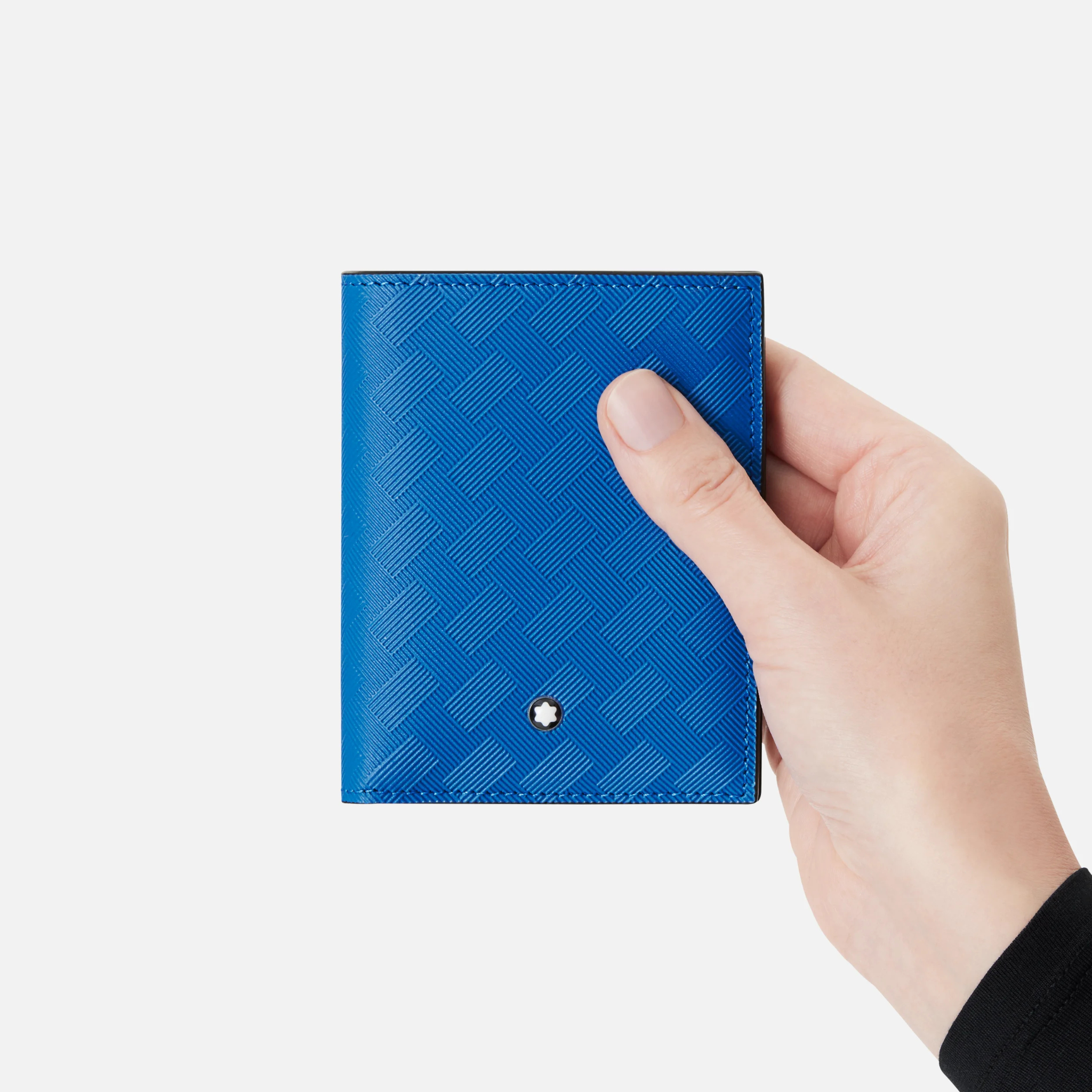 Portafoglio Montblanc Extreme 3.0 – Pelle blu e texture geometrica Montblanc Portafoglio Extreme 3.0 blu Atlantico tenuto in mano