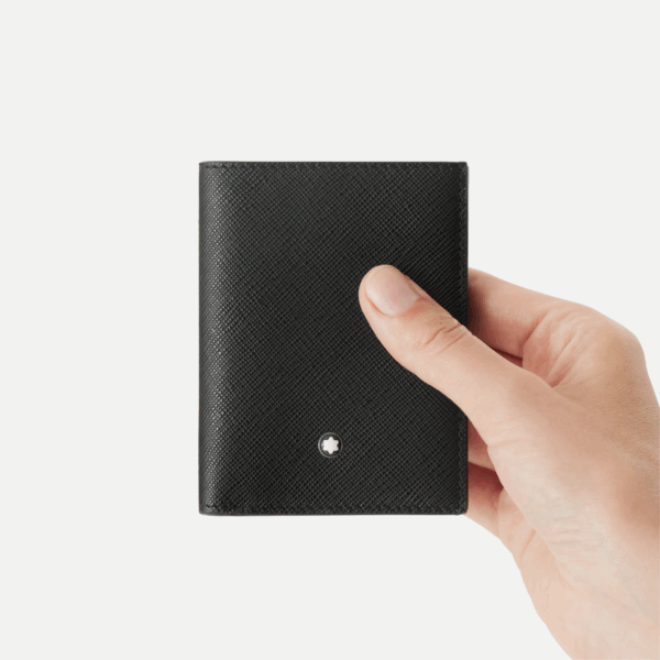 Portafoglio Montblanc nero in pelle con texture a rilievo e emblema bianco, impugnato a mano