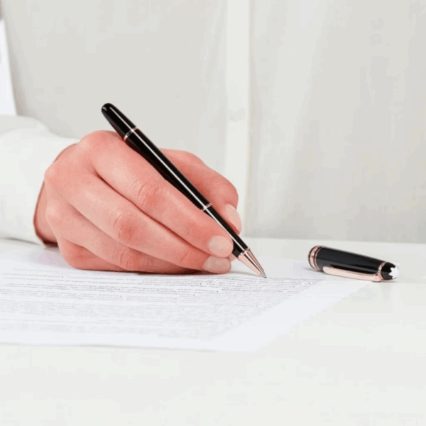 Mano che firma un documento con penna Montblanc Roller Meisterstück nera e oro rosa