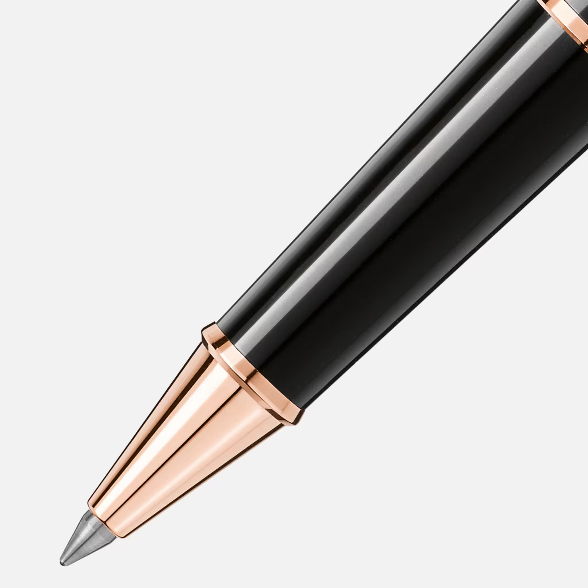 Penna roller Montblanc Meisterstück nera con finiture oro rosa in primo piano