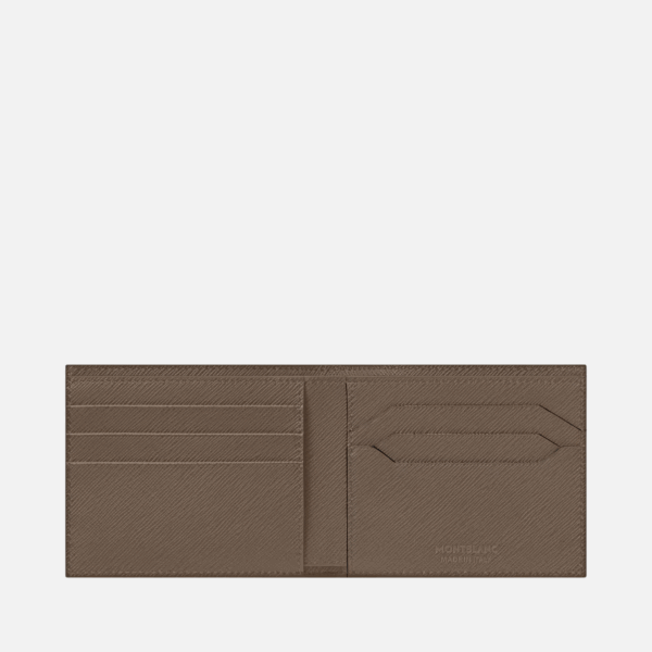Portafoglio Montblanc Sartorial 6cc in pelle saffiano Mastic tenuto in mano, con emblema Montblanc visibile
