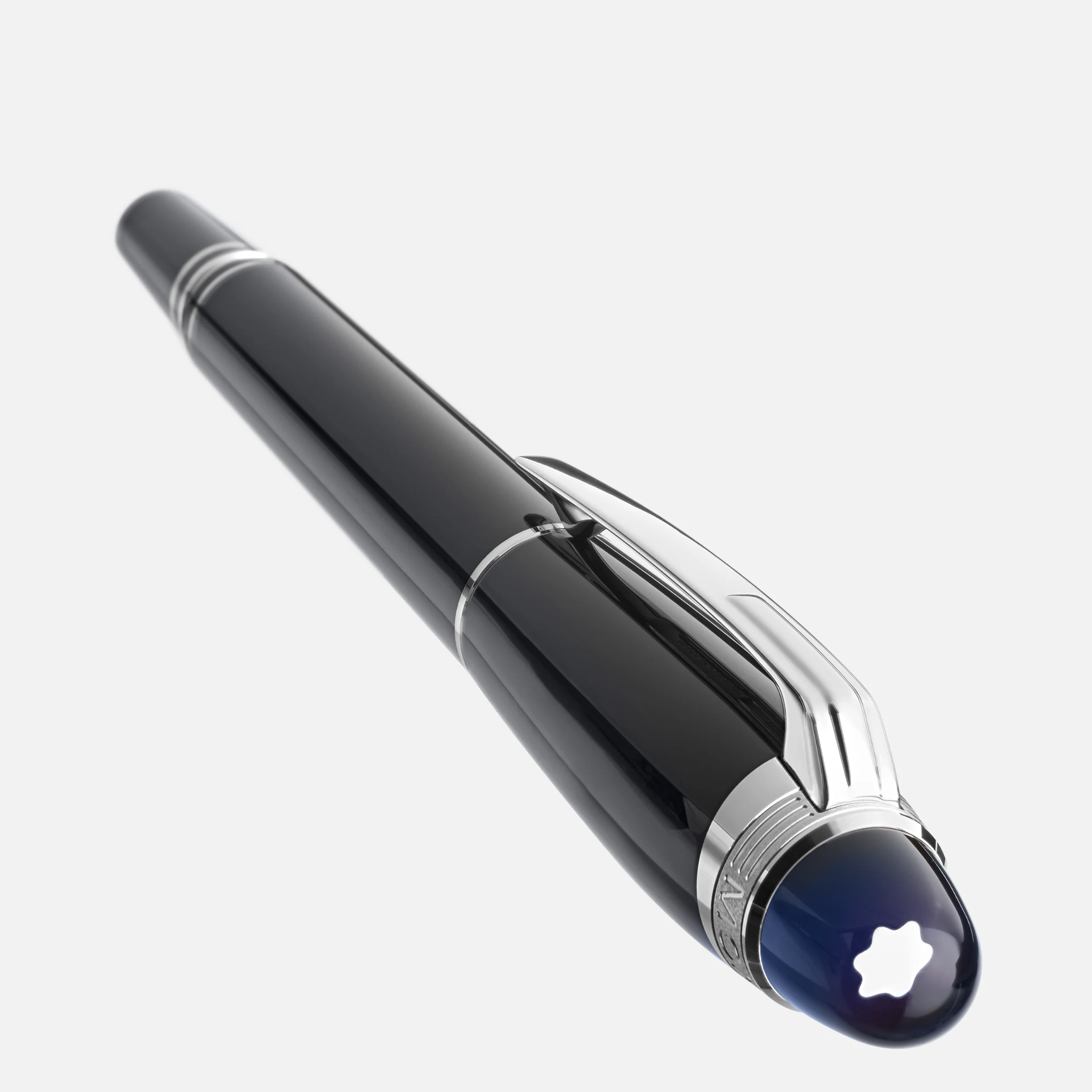 Montblanc StarWalker Fineliner in resina nera e platino, vista orizzontale su fondo neutro
