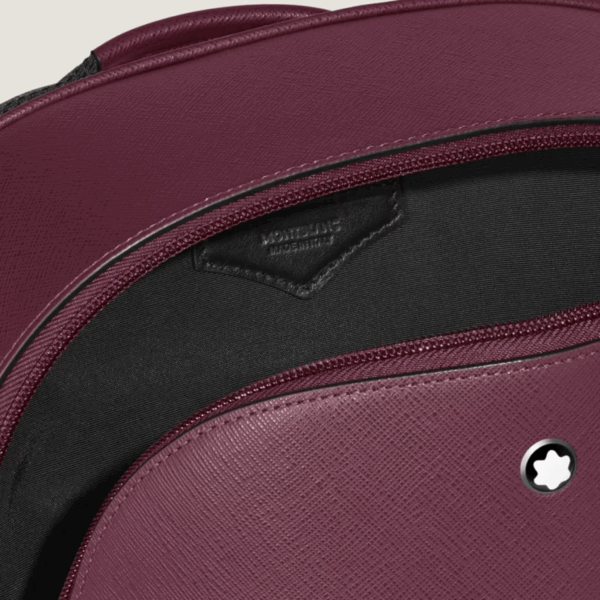 Dettaglio apertura con zip dello Zaino Piccolo Sartorial Cassis Montblanc.
