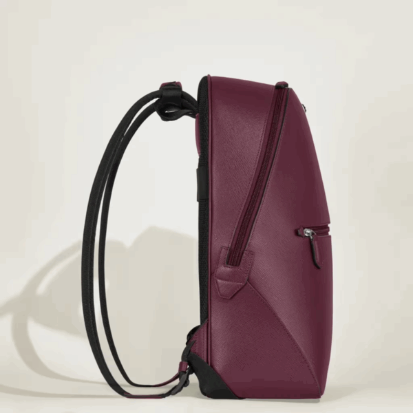 Zaino Piccolo Sartorial Cassis Montblanc visto di profilo con spallacci regolabili.