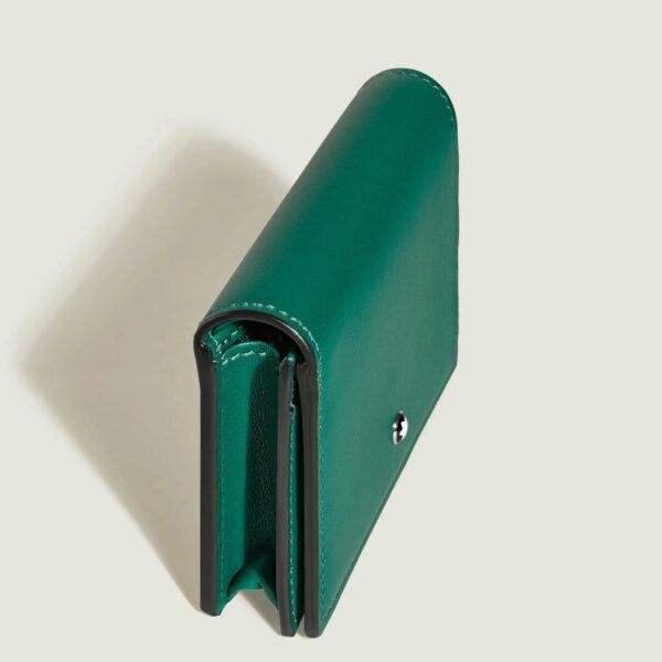 Dettaglio della texture in pelle malachite del portafoglio Montblanc nano, finitura morbida e sofisticata
