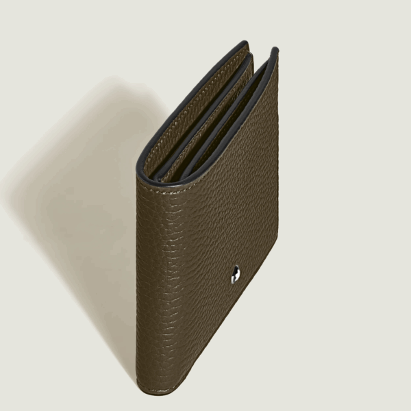 Portafoglio Montblanc marrone parzialmente aperto con comparti visibili e logo metallico