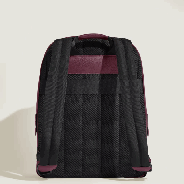 Zaino Piccolo Sartorial Cassis Montblanc visto dal retro, con schienale imbottito nero.