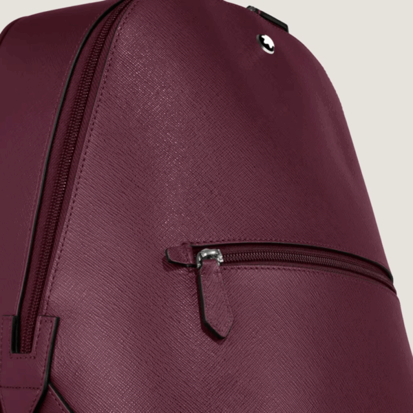Dettaglio della tasca frontale dello Zaino Piccolo Sartorial Cassis Montblanc in pelle Saffiano.