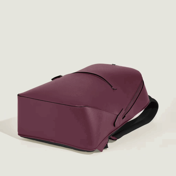 Zaino Piccolo Sartorial Cassis Montblanc visto dal basso, con base in pelle Saffiano.