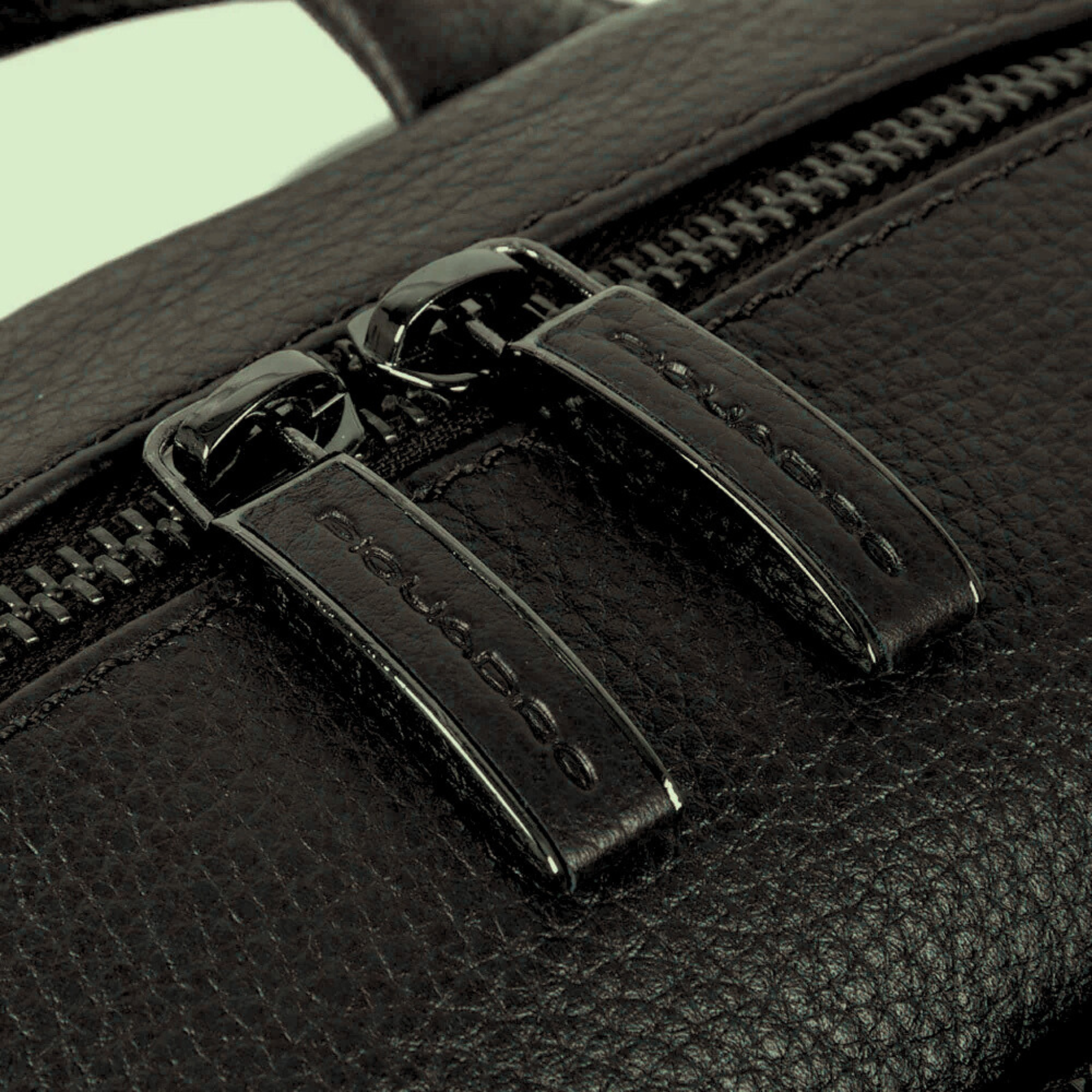 Dettaglio zip zaino Piquadro in pelle nera