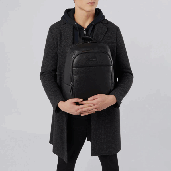 Uomo con zaino Piquadro porta pc 14 in pelle nera