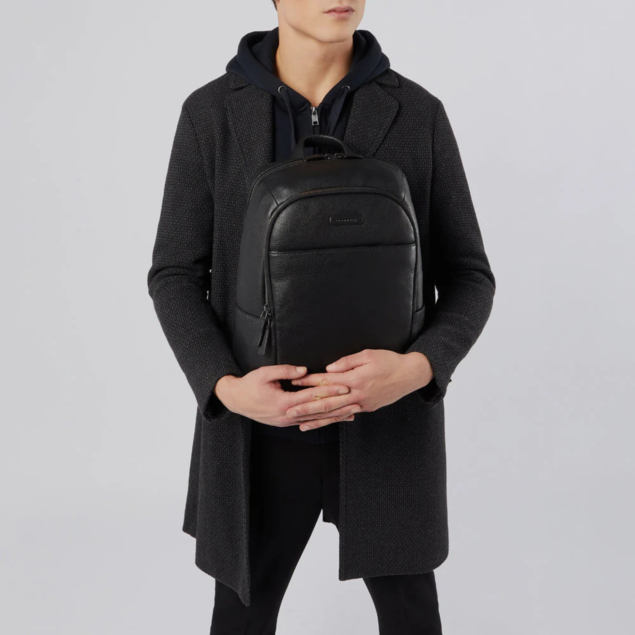 Uomo con zaino Piquadro porta pc 14 in pelle nera