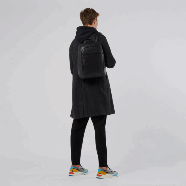 Uomo indossa zaino Piquadro porta pc 14 in pelle nera