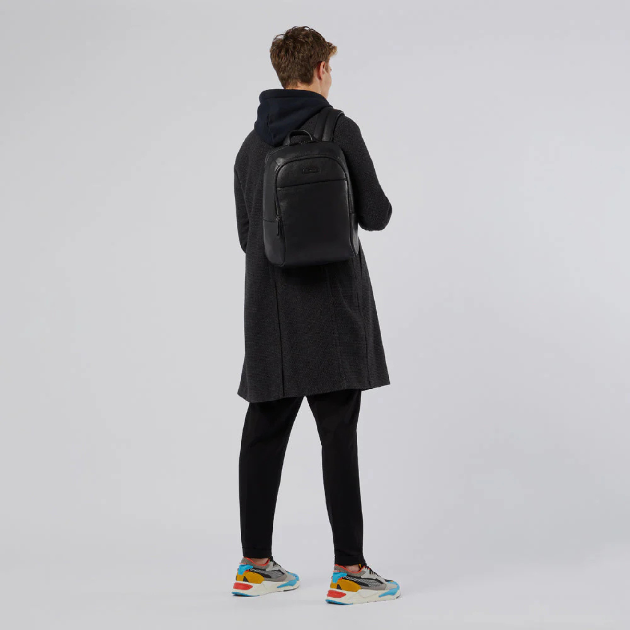 Uomo indossa zaino Piquadro porta pc 14 in pelle nera