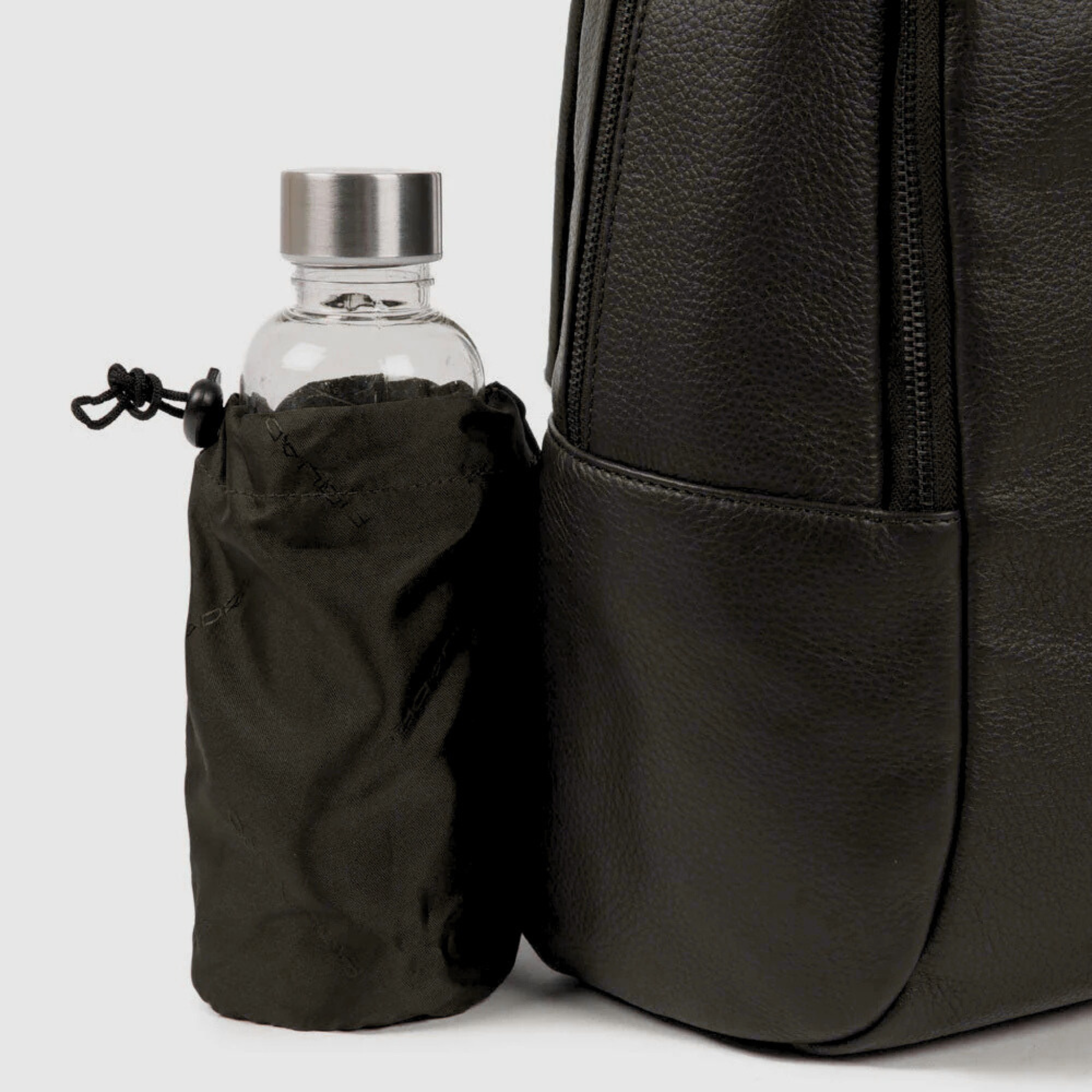 Zaino Piquadro porta pc 14 in pelle con tasca porta bottiglia