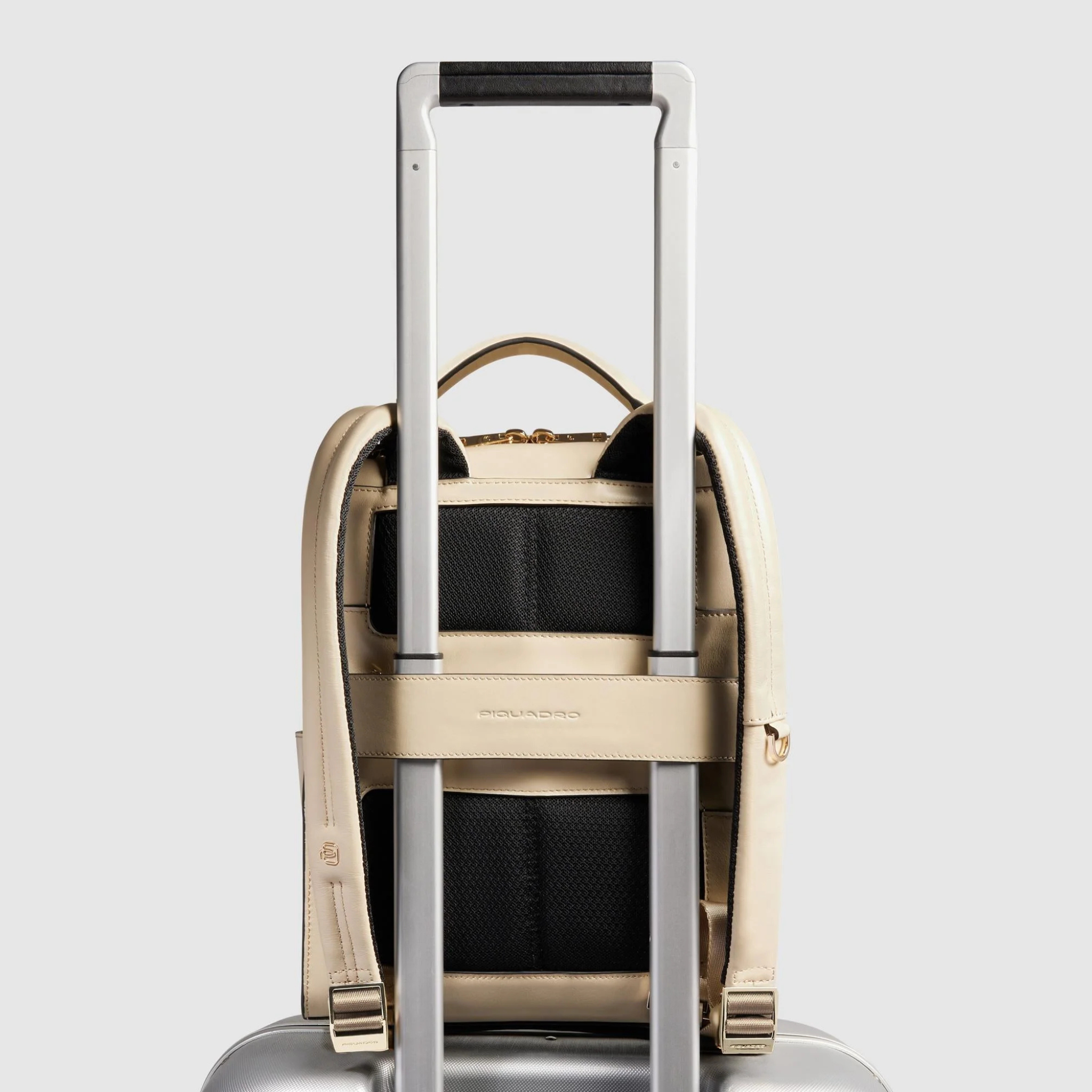 Zaino Piquadro pelle beige con fascia posteriore per trolley
