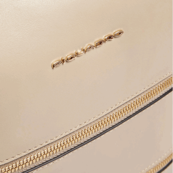 Dettaglio logo Piquadro e zip dorate su pelle beige
