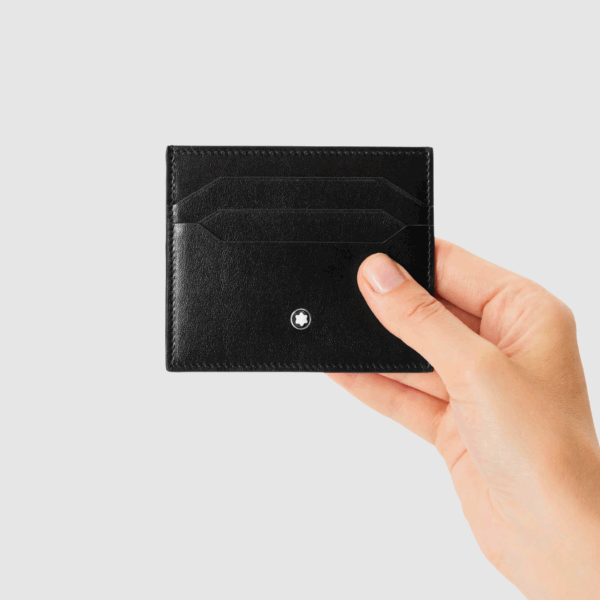 Compatto e lussuoso, il porta carte Montblanc Meisterstück offre 6 scomparti e tasca extra. Con emblema Montblanc, da Sivieri Prestige.