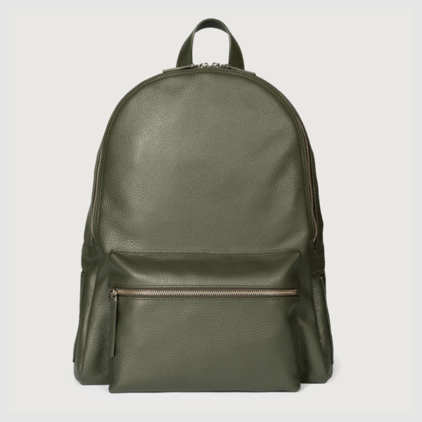 Zaino Micron Orciani pelle oliva – vista frontale con tasca e doppia zip