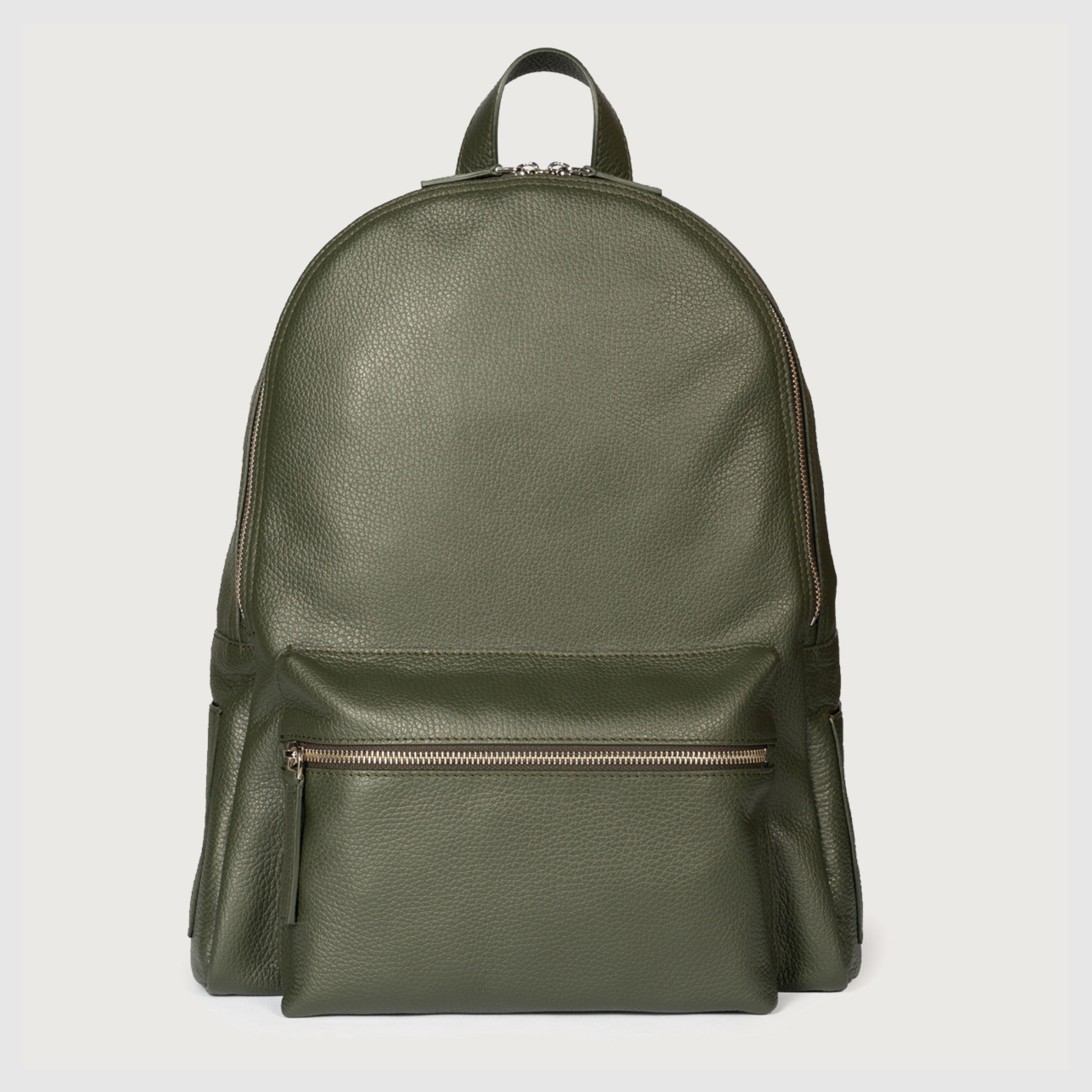 Zaino Micron Orciani pelle oliva – vista frontale con tasca e doppia zip